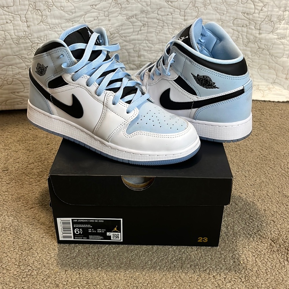 Air Jordan 1 Mid SE